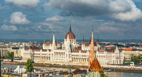 vue-aerienne-du-batiment-du-parlement-hongrois-budapest-hongrie-sous-ciel-nuageux